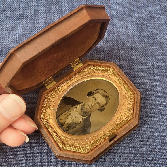 Very old union photo case with ruby ambrotype photograph & 1854 patent - Picture 3 of 16